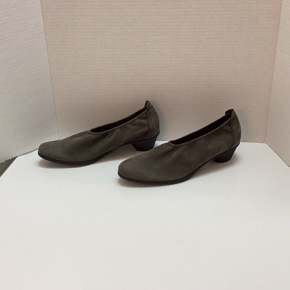 ARCHE gray suede leather pumps minimalist quiet luxury ballet inspired stretch 9